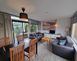 Gezellige woonkamer van Zilt Zand bungalow in De Cocksdorp, Texel met comfortabele zithoek.