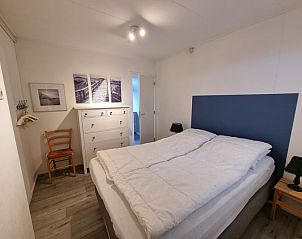 Knusse slaapkamer van Bungalow 174 op Texel met lichte inrichting en comfortabele voorzieningen.