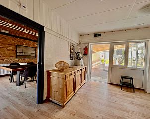 Entree van Noorderwind vakantiehuis, De Cocksdorp, Texel met houten kast en toegang tot terras.