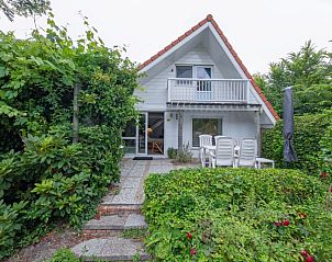 Vakantiehuis Slufterduin 108 in De Cocksdorp Texel met charmante tuin en terras voor ontspanning.