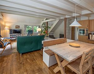 Open woon- en eetkamer in Vakantiehuis Slufterduin 108 in De Cocksdorp Texel met houten interieur.