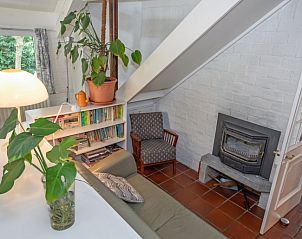 Sfeervolle leeshoek met open haard in Vakantiehuis Slufterduin 108 in De Cocksdorp Texel.