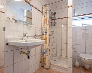 Stijlvolle badkamer met douche in Vakantiehuis Slufterduin 108 in De Cocksdorp Texel.