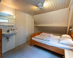 Lichte slaapkamer met eenpersoonsbed in Vakantiehuis Slufterduin 108 in De Cocksdorp Texel.