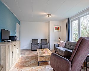 Lichte woonkamer in Vakantiehuis Slufterduin 134, De Cocksdorp Texel met grote ramen.