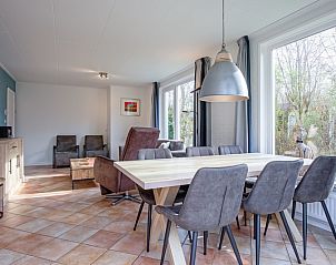 Eetkamer van Vakantiehuis Slufterduin 134 in De Cocksdorp Texel met ruime eettafel.