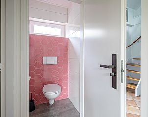 Stijlvol toilet in Vakantiehuis Slufterduin 134, De Cocksdorp Texel met roze tegels.
