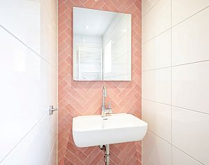 Moderne wastafel in Vakantiehuis Slufterduin 134, De Cocksdorp Texel met roze accenten.