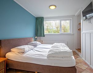 Comfortabele slaapkamer in Vakantiehuis Slufterduin 134, De Cocksdorp Texel met uitzicht op de natuur.