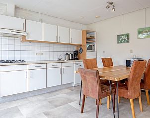 Volledig uitgeruste keuken in Vakantiehuis Slufterhoek 118 in De Cocksdorp, Texel, met moderne apparatuur.