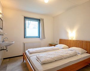 Slaapkamer met comfortabel tweepersoonsbed en natuurlijk licht in Vakantiehuis Slufterhoek 118, Texel.