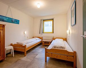 Slaapkamer met twee eenpersoonsbedden in Vakantiehuis Slufterhoek 118, Texel, ideaal voor kinderen.
