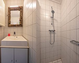 Moderne badkamer met douche en wastafel in Vakantiehuis Slufterhoek 118, De Cocksdorp, Texel.
