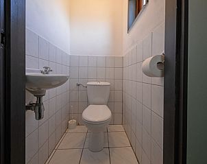 Netjes toilet in Vakantiehuis Slufterhoek 118, Texel, met eenvoudige en praktische inrichting.