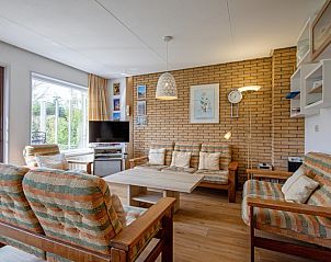 Gemtliches Wohnzimmer des Ferienhauses Slufterhoek 072 in De Cocksdorp, Texel mit bequemer Sitzecke.