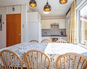 Essecke mit Aussicht im Ferienhaus Slufterhoek 072 in De Cocksdorp, Texel fr gemtliche Mahlzeiten.