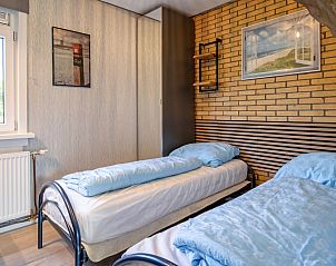 Kinderfreundliches Schlafzimmer des Ferienhauses Slufterhoek 072 in De Cocksdorp, Texel mit zwei Betten.