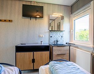 Stilvolles Schlafzimmer im Ferienhaus Slufterhoek 072 in De Cocksdorp, Texel mit modernen Annehmlichkeiten.