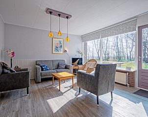 Gezellige woonkamer in Vakantiehuis Slufterhoek 180, De Cocksdorp, Texel met veel licht en uitzicht op de natuur.