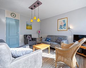 Comfortabele zithoek in Vakantiehuis Slufterhoek 180, De Cocksdorp, Texel met moderne inrichting en knusse sfeer.