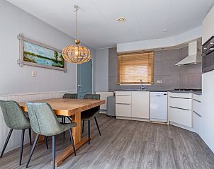 Eethoek en keuken in Vakantiehuis Slufterhoek 180, De Cocksdorp, Texel met eigentijdse stijl en praktische voorzieningen.