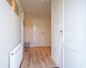 Bright hallway in Holiday home Slufterhoek 102, De Cocksdorp, Texel with wooden floor.