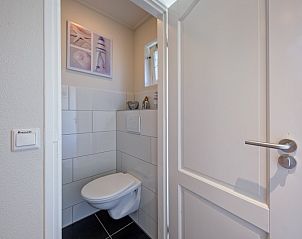 Stylish bathroom with toilet in Holiday home Slufterhoek 102, De Cocksdorp, Texel.