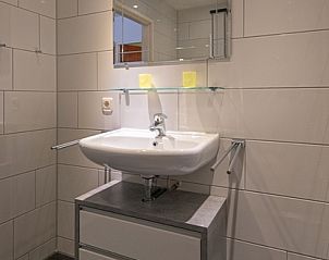 Stylish sink in bathroom of Holiday home Slufterhoek 102, De Cocksdorp, Texel.
