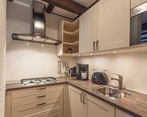 Moderne keuken van Type T-4 vakantiehuis in De Cocksdorp, Texel, met inbouwapparatuur.