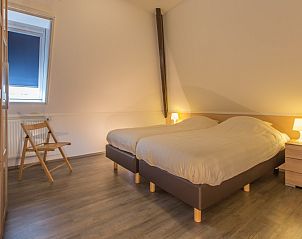 Slaapkamer met tweepersoonsbedden in Type T-4 vakantiehuis, De Cocksdorp, Texel, sfeervol ingericht.