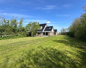 Vakantiehuisje in De Cocksdorp omgeven door groen, Texel, Waddeneilanden.