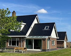 Voorzijde van Vakantiehuisje in De Cocksdorp met zonnig terras, Texel.
