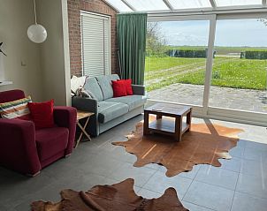 Ruime woonkamer met uitzicht in Vakantiehuisje in De Cocksdorp, Texel.