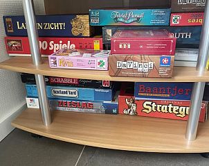 Spelletjeskast in Vakantiehuisje in De Cocksdorp, Texel, Waddeneilanden.