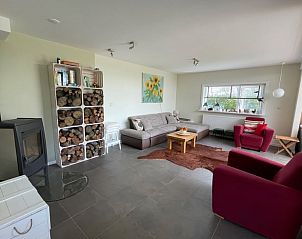 Gezellige zithoek met haard in Vakantiehuisje in De Cocksdorp, Texel.