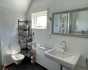 Stijlvolle badkamer met douche in Vakantiehuisje in De Cocksdorp, Texel.