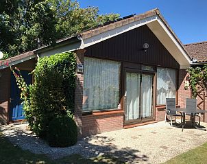 Buitenzicht van Vakantiehuis Slufterhoek 128 in De Cocksdorp, Texel met zonnig terras.