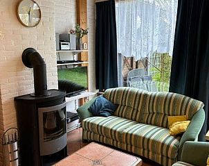 Lichte woonkamer van Vakantiehuis Slufterhoek 128 in De Cocksdorp, Texel met grote ramen.