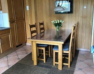 Eethoek in Vakantiehuis Slufterhoek 128, De Cocksdorp, Texel met houten tafel en stoelen.
