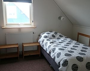 Cozy bedroom with two single beds in Vuurtorenweg 58 C, De Cocksdorp Texel.