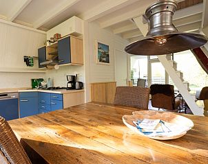 Eetruimte en keuken in Bungalow Pier 53, De Cocksdorp, Texel.