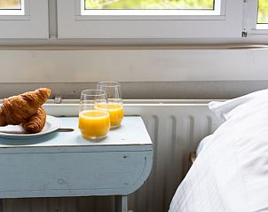 Ontbijt op de slaapkamer in Bungalow Pier 53, De Cocksdorp, Texel.