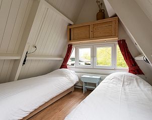 Gezellige slaapkamer met twee bedden in Bungalow Pier 53, Texel.