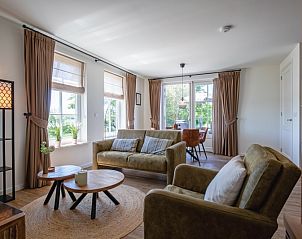 Gezellige woonkamer van Appartement A in De Cocksdorp Texel met veel lichtinval.