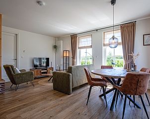 Eet- en woonkamer van Appartement A in De Cocksdorp Texel met houten vloer.
