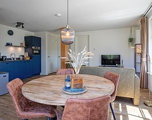 Eethoek en keuken in Appartement A in De Cocksdorp Texel met sfeervolle lampen.