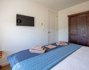 Slaapkamer in Appartement A in De Cocksdorp Texel met kast en televisie.