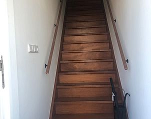 Houten trap in Appartement C, een uitnodigende entree in De Cocksdorp, Texel.