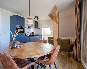 Stijlvolle keuken en eetruimte in Appartement C, De Cocksdorp, Texel met veel natuurlijk licht.