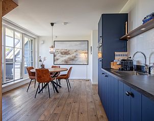 Eethoek met uitzicht in Appartement C, De Cocksdorp, Texel, perfect voor gezellige maaltijden.